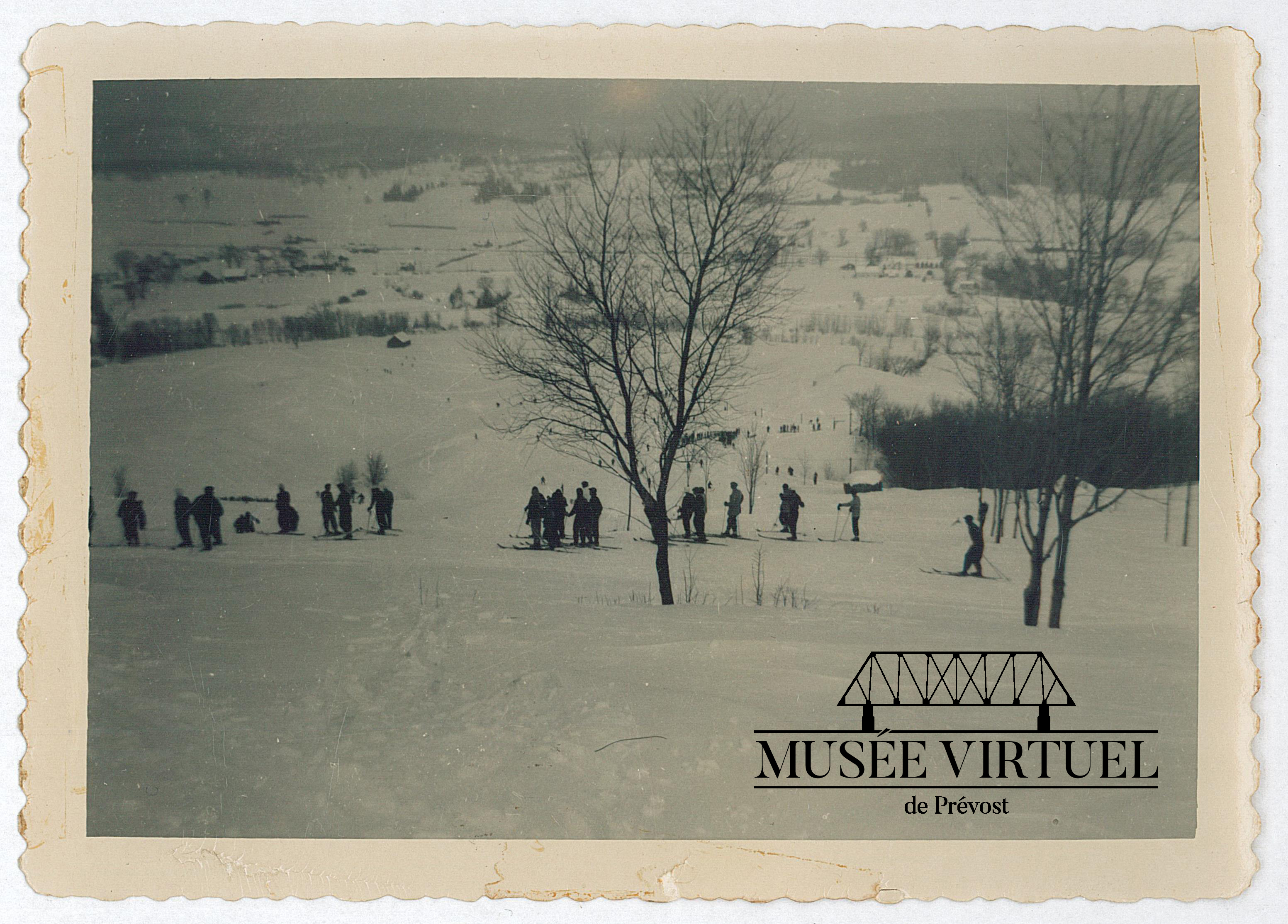 13. Une vingtaine de skieurs sur la pente Parent entre 1949 et 1955, avec vue sur le Vieux-Lesage au loin - Collection de Luc Parent