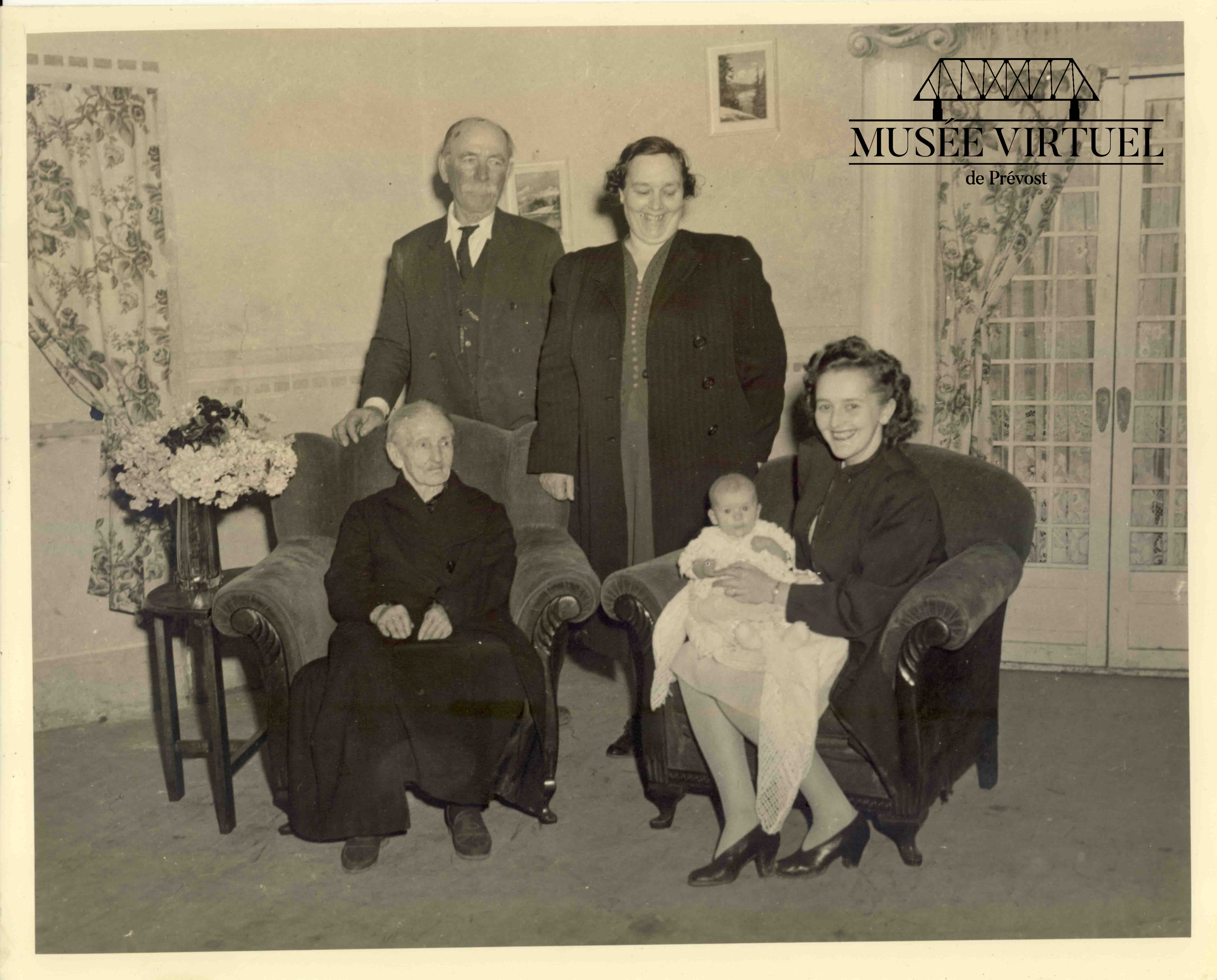 6. 5 générations de Brosseau vers 1945-46. On y voit Marie-Louise Lecours âgée de plus de 100 ans, son fils Joseph Lecours, sa petite-fille Délicia Lecours, son arrière-petite-fille Hélène Brosseau et son arrière-arrière-petite-fille, Janine âgée de 7 mois - Collection de la famille Brosseau