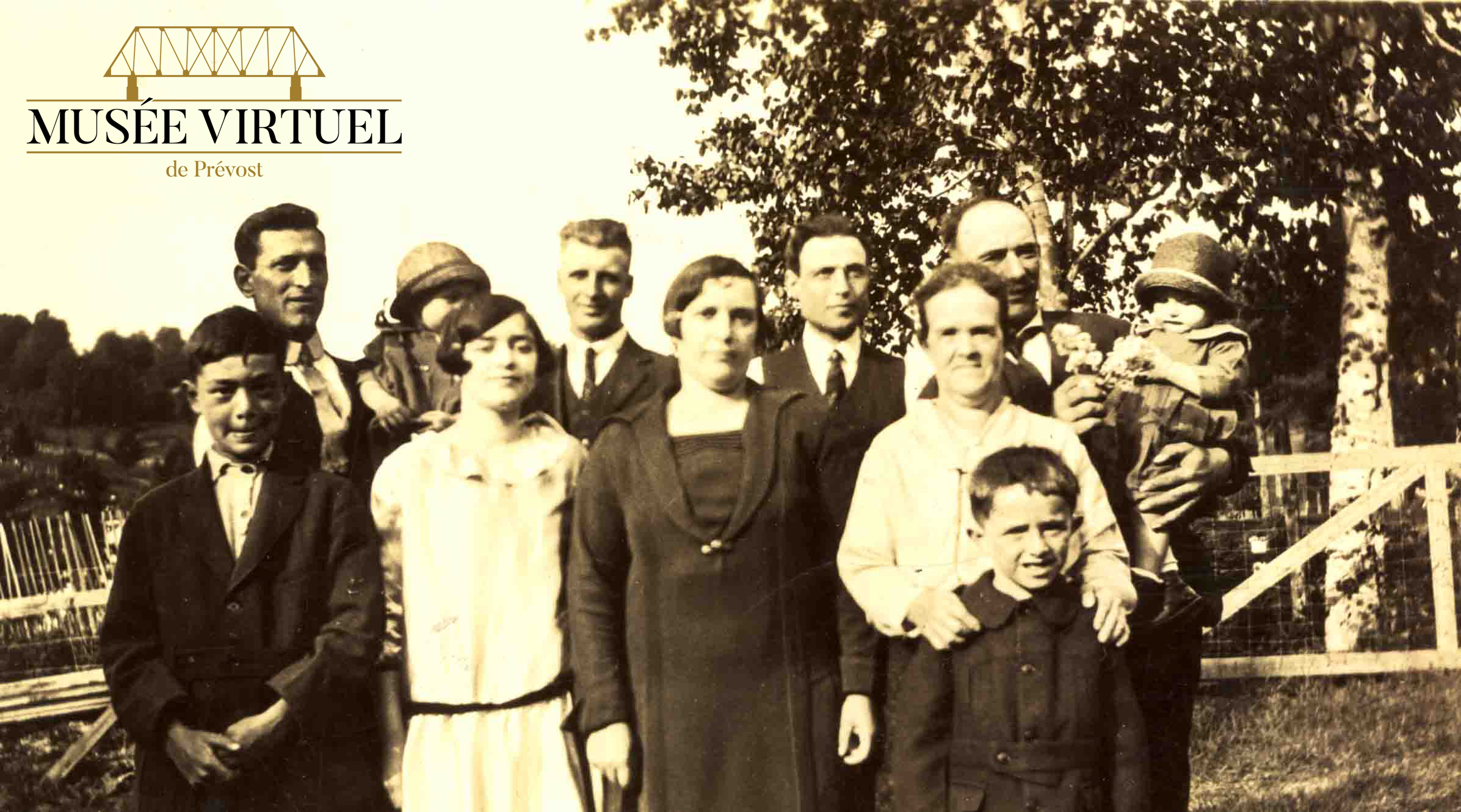 12. Les familles Brosseau et Lecours chez Ferdinand Brosseau en 1924. On y voit devant, en 2e Juliette Lecours, en 3e Délicia Lecours (épouse d'Isaïe) ainsi qu'en 3e grand-mère Lecours et, dans la seconde rangée, en 1er Isaïe Brosseau avec sa fille Aline dans les bras et en dernier grand-père Lecours, probablement derrière la maison de Ferdinand Brosseau - Collection de la famille Brosseau