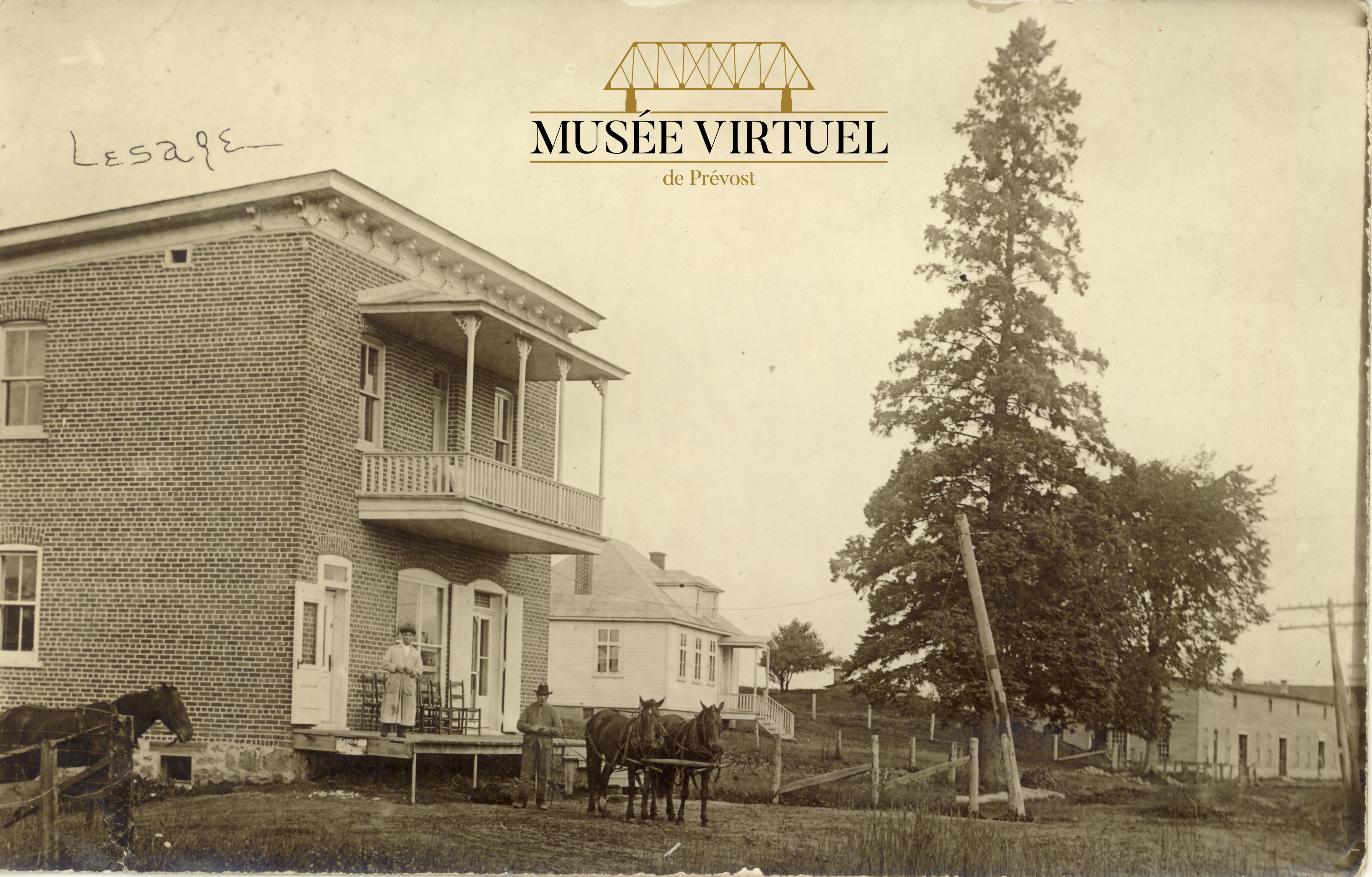 1. Dans le coin inférieur droit on voit le bâtiment qui deviendra plus tard la Shawbridge Lumber, alors qu'à l'avant-plan, on peut voir la maison d'E.A. Proulx - Collection de Thérèse Denis