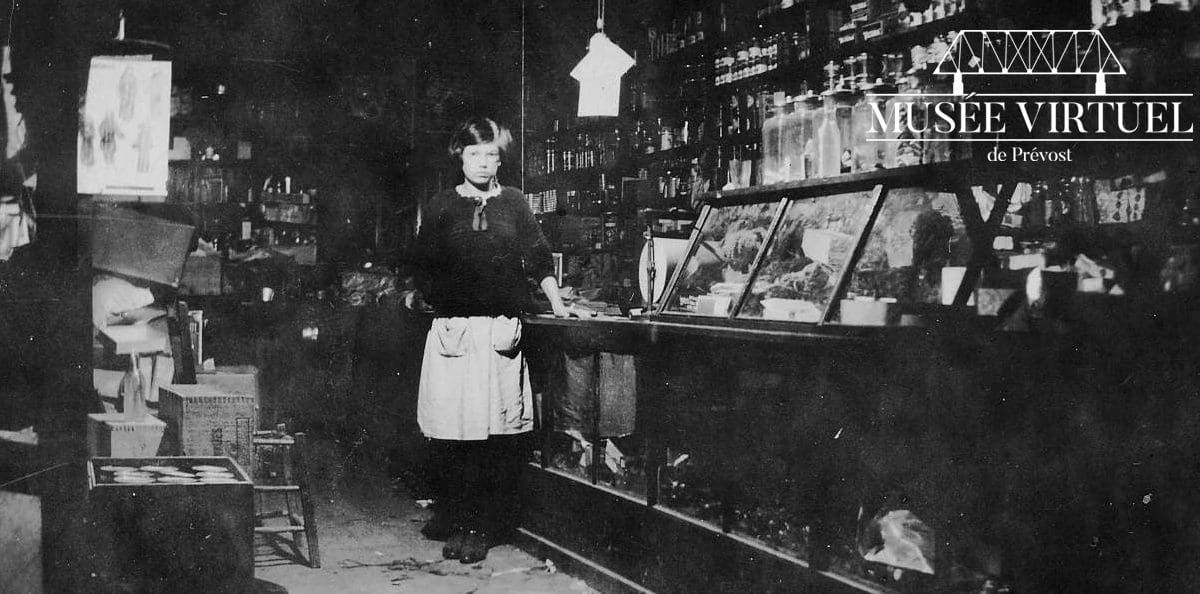Gilberte Morin dans le magasin général des Morin vers 1933 - Collection de la famille Morin