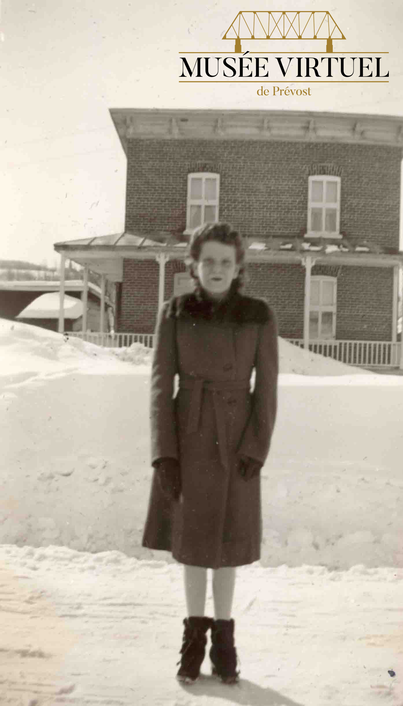 2. Marie-Marguerite devant la maison paternelle (Isaïe Brosseau) vers 1941 sise au 1003, rue Principale. La maison est encore debout et bien conservée aujourd'hui. - Collection de la famille Brosseau