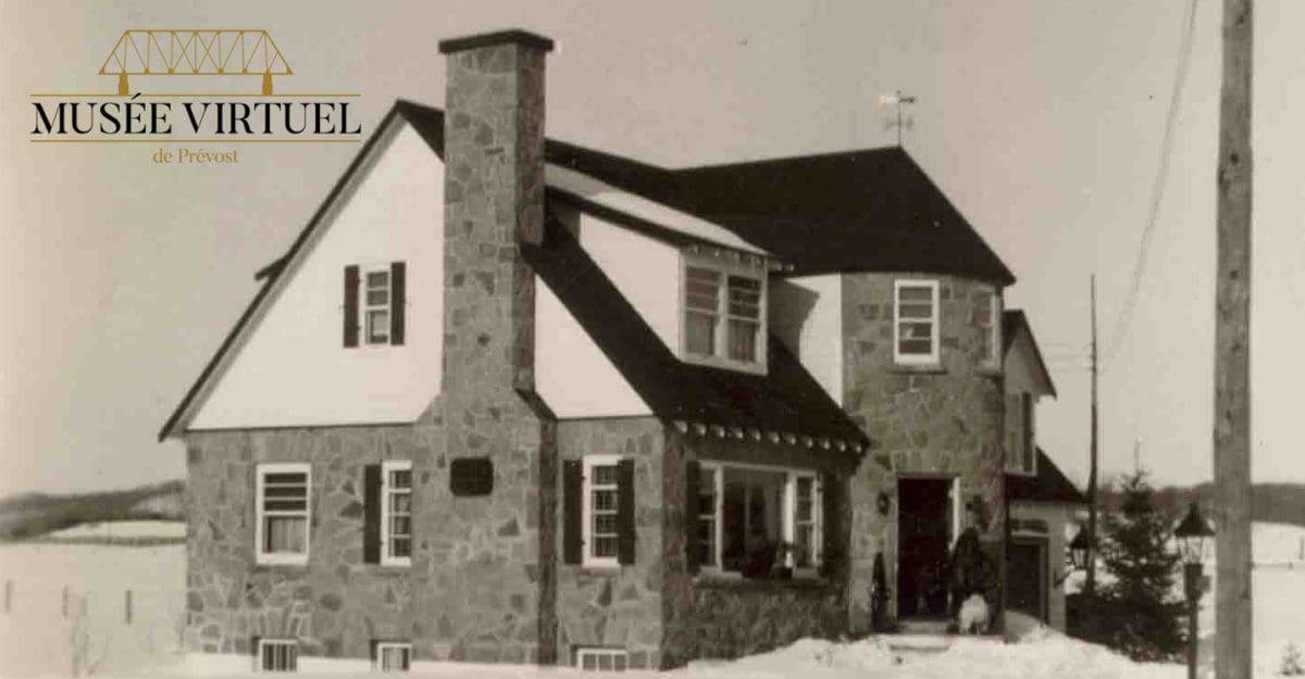 Maison Lecavalier en mars 1949, ce qui est le Centre Visuel de Prévost aujourd'hui et qui est situé au coin de l'actuelle 117 et du chemin du Lac Écho. On peut noter que le voisinage était désert à ce moment - Collection de la famille Brosseau