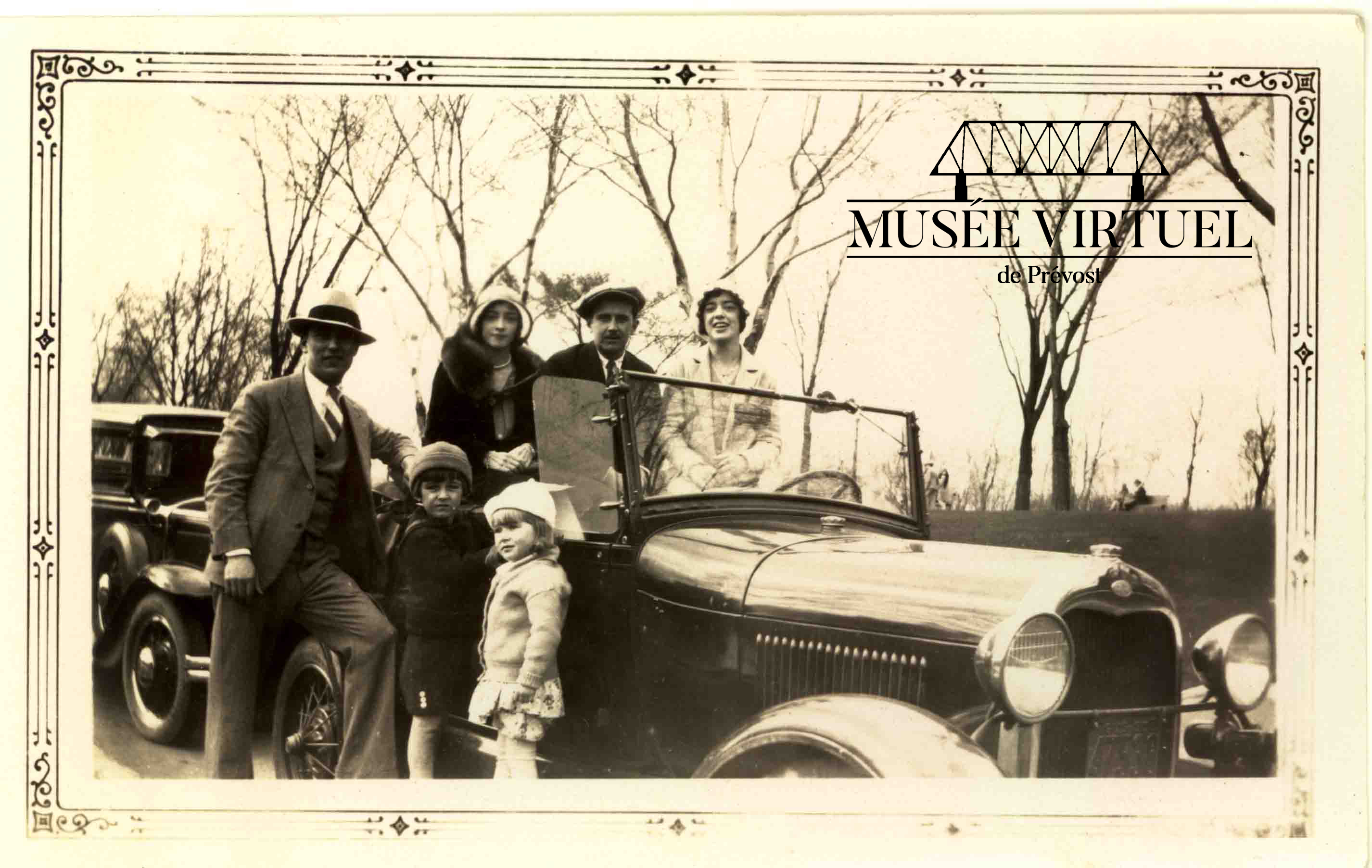 1. Les Lecours en visite chez la famille Brosseau en 1938 à bord d'un Ford modèle 'A' du début des années '30. En avant au centre, on peut voir les deux soeurs Lecours à l'arrière - Collection de la famille Brosseau