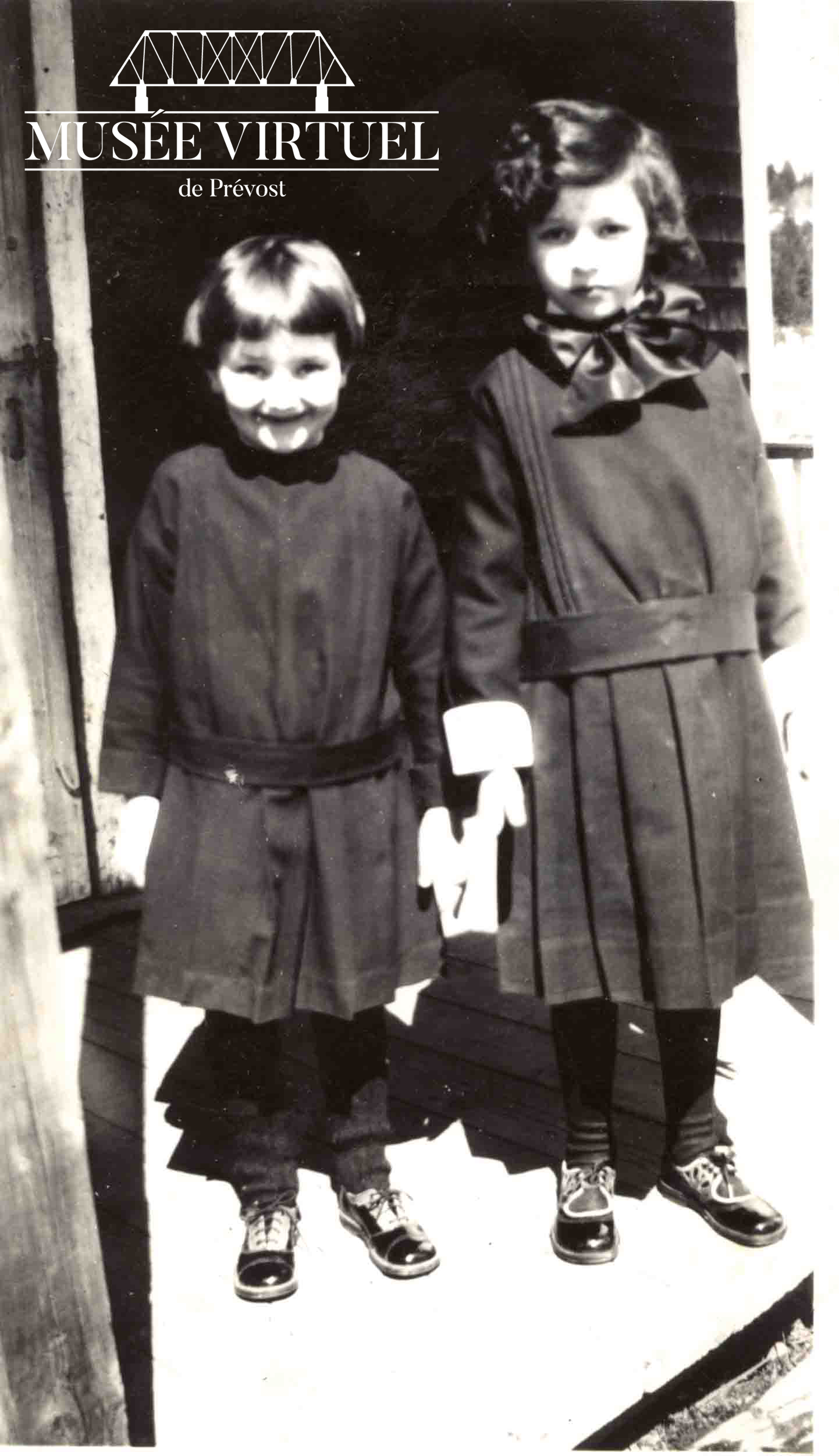 19. Hélène (6 ans) et Aline (7 ans) toutes 'endimanchées' afin de recevoir de la visite à la maison d'Isaïe, en 1931 - Collection de la famille Brosseau