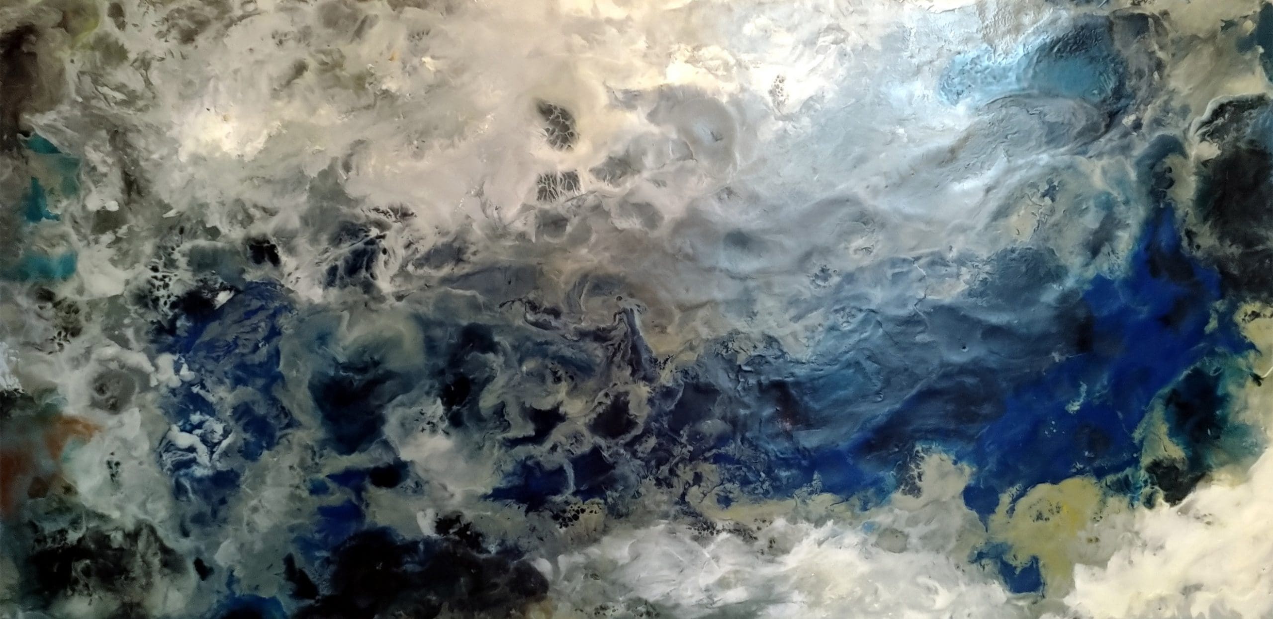 Bleu profond sous les nuages - Peinture encaustique 30 x 60 cm