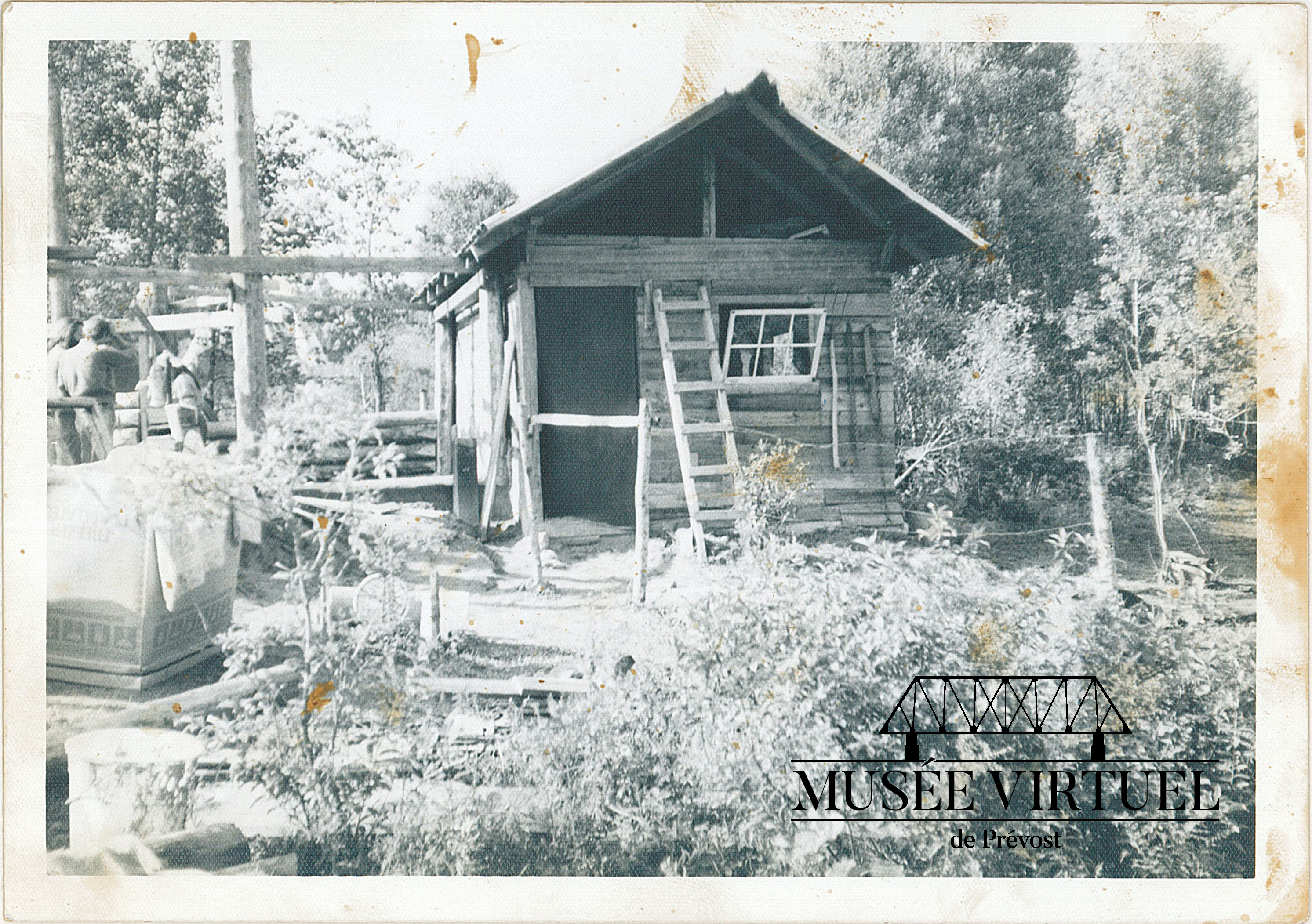 6. La cabane des gars! Gilbert, Claude et Jean-Marie ont construit cette cabane dans la cour arrière. Ils y jasaient, fêtaient, mangeaient. La maison étant trop petite pour toute la marmaille, les gars y dormaient souvent, même en hiver - Collection de Marie Morin