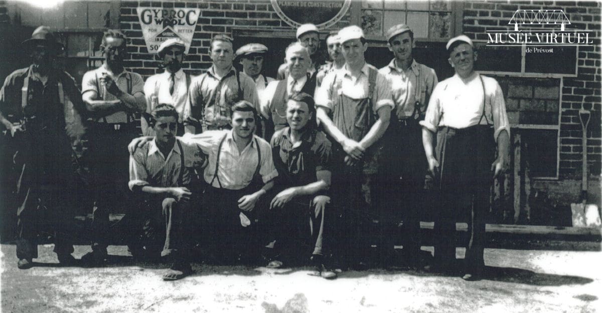 Les employés de la Shawbridge Lumber en 1935, devant l'édifice de la Shawbridge Lumber, anciennement le voiturier Latour - Collection de Guy Thibault