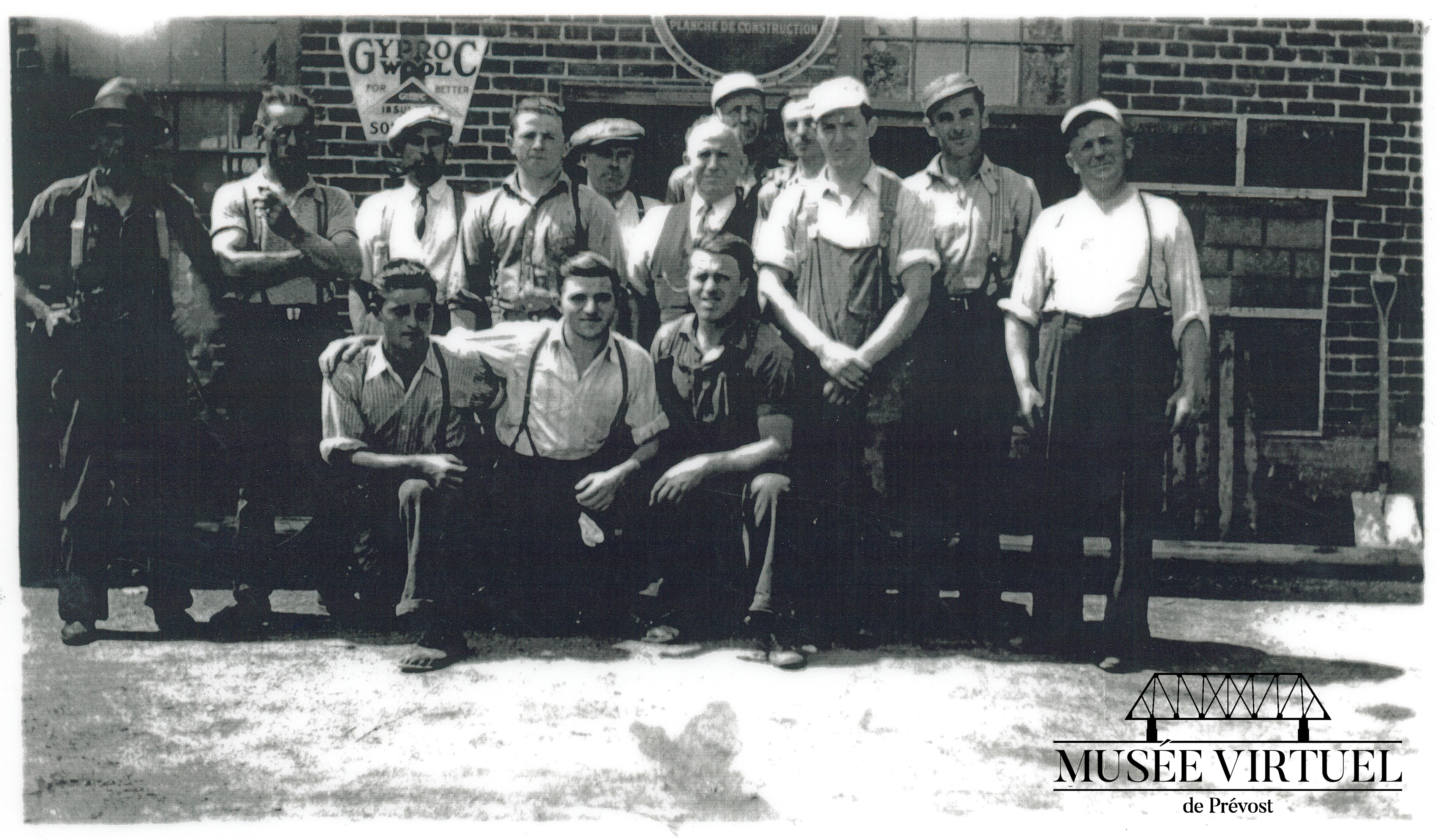 4. Les employés de la Shawbridge Lumber en 1935, devant l'édifice de la Shawbridge Lumber, anciennement le voiturier Latour - Collection de Guy Thibault