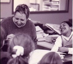 Lucie enseignant aux enfants de la chorale de Christ Church Cathedral (1999)