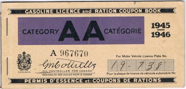 8. Le rationnement de l’essence était en vigueur à la fin de la deuxième guerre mondiale comme en font foi le timbre de catégorie collé dans le pare-brise et le carnet de coupons du permis d’essence - Collection de Guy Thibault