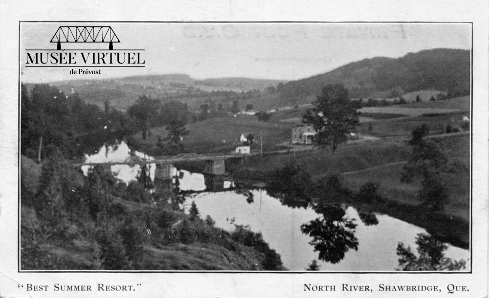 3. Vue sur le Vieux-Prévost où on y voit la rivière du Nord ainsi que le pont Shaw vers 1906-1907 alors qu'il était encore en bois - Collection de Marc Gabriel Vallières