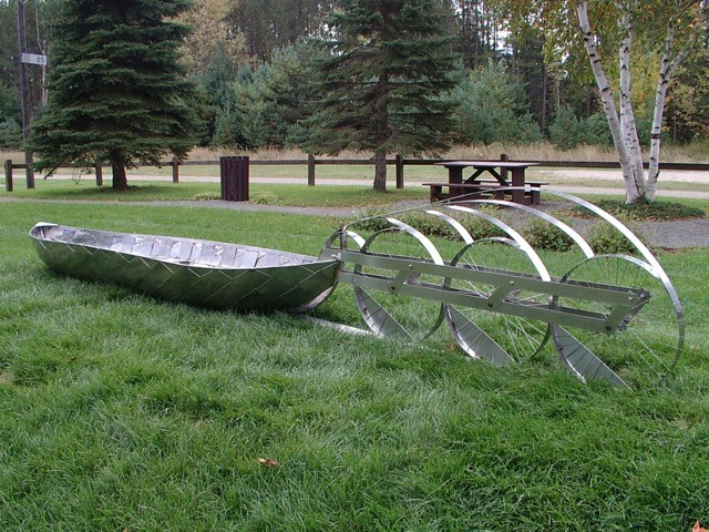 Un train d'enfer (2014) - Acier inoxidable - 1 x 1 x 1,5 m - Parc des Voyageurs Ville de Tremblant