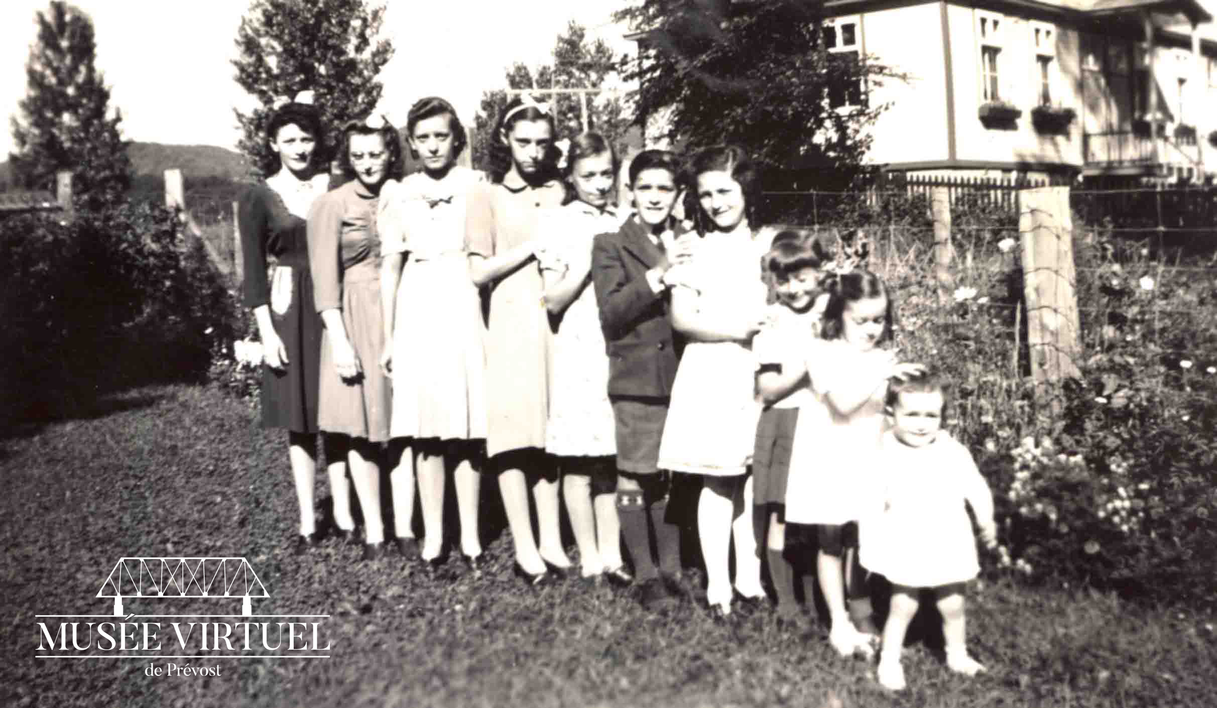 3. Les 10 enfants d'Isaïe et de Délicia Brosseau : Aline, Hélène, Marguerite, Annette, Lucille, Eugène, Denise, Isabelle, Réjeanne et Gisèle en 1940 - Collection de la famille Brosseau