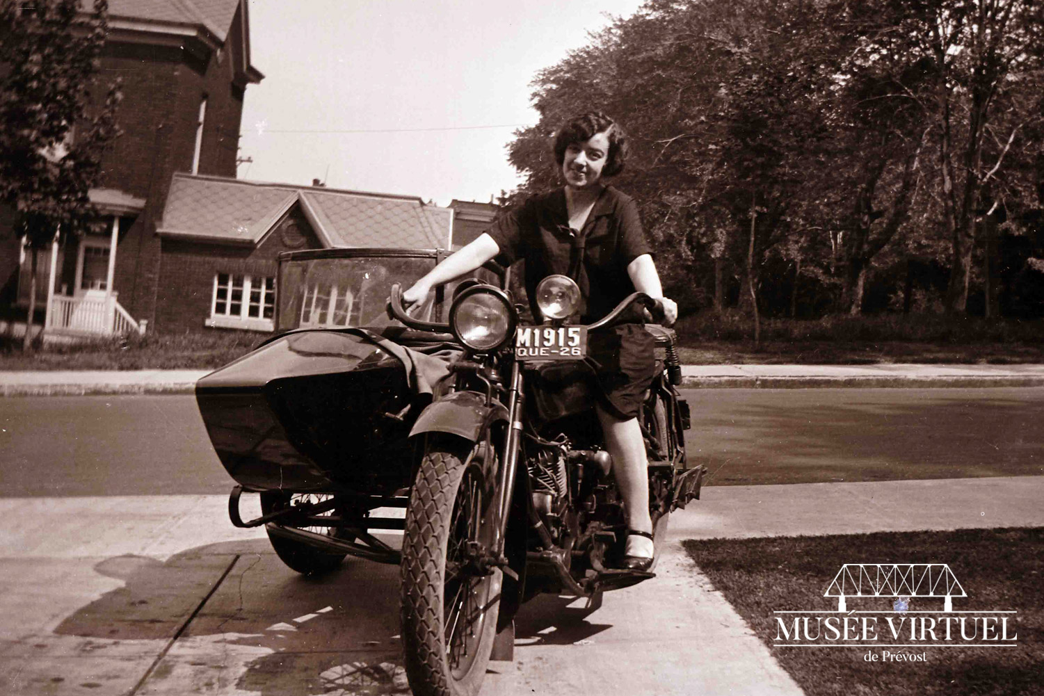 8. Alice Lecours sur la moto d’Isaïe, en 1926 - Collection Famille Brosseau