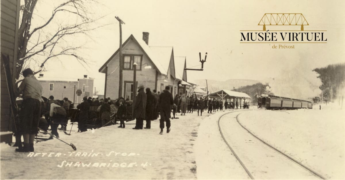 Après l'arrêt du train, les passagers partent en ski vers les pentes, vers 1935 - Collection de Guy Thibault - © Ludger Charpentier