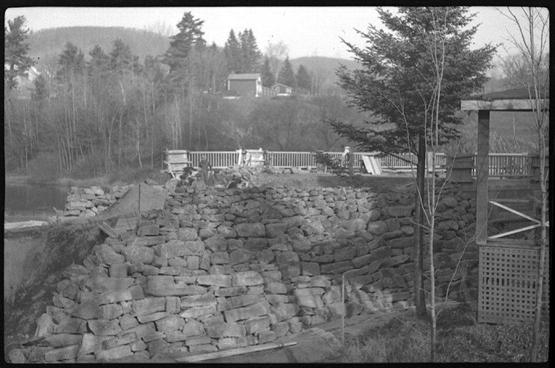 Empierrement - Vue sur un bâtiment du Boy's Farm - Courtoisie Alain Paquin