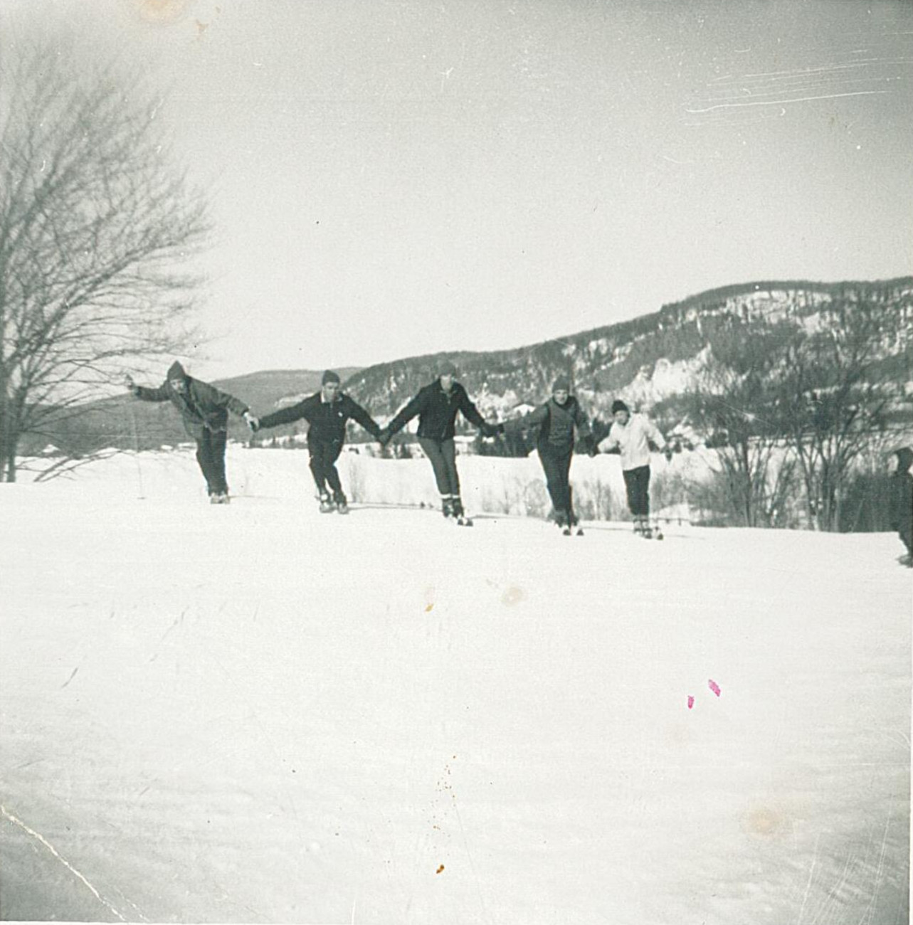 Serge Richer, Yvan Chaloux, Denis Morin, Serge Bourassa et Germain Richer skiant sur le Sommet Parent - Collection Ginette Trudeau-Chaloux
